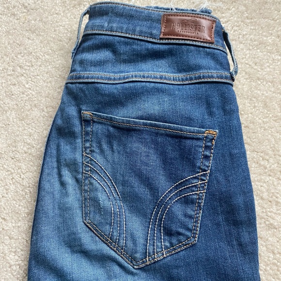 Hollister Ultra High Rise Super Skinny Distressed Jeans. - Picture 4 of 5